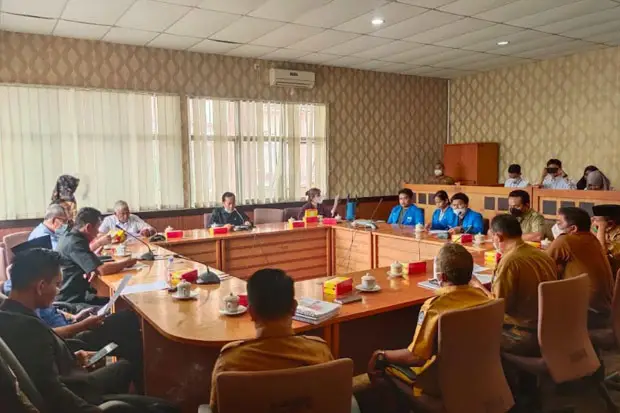 Bahas Jalan, Rapat DPRD...