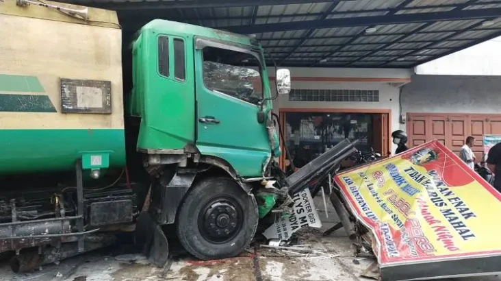 Alami Rem Blong, Truk...