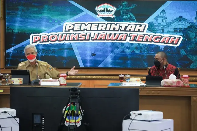 Jauh-jauh dari Manokwari,...