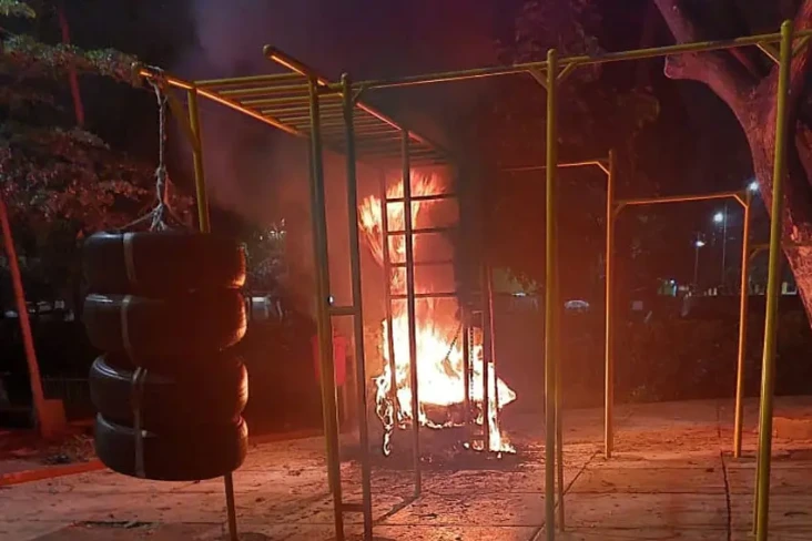 Sejumlah Remaja Bakar...