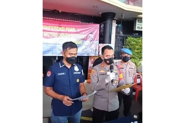 Polisi Tangkap Waria...
