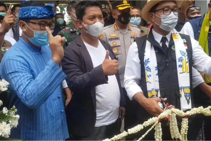 Pemkot Bekasi Serahkan...