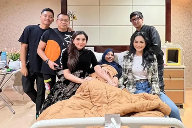Aurel Hermansyah Melahirkan,...