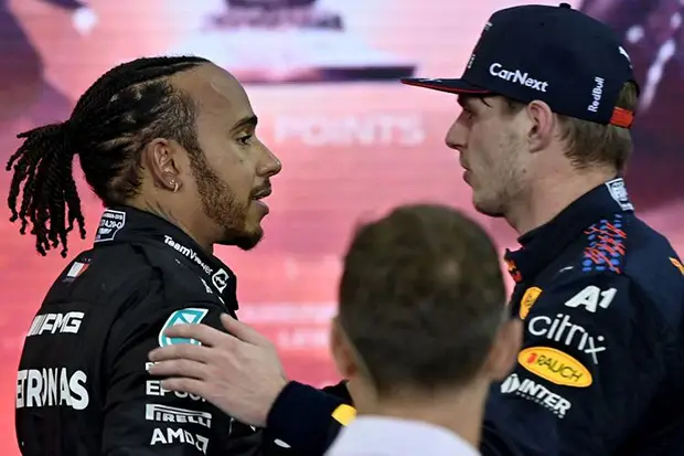 Lewis Hamilton Desak...