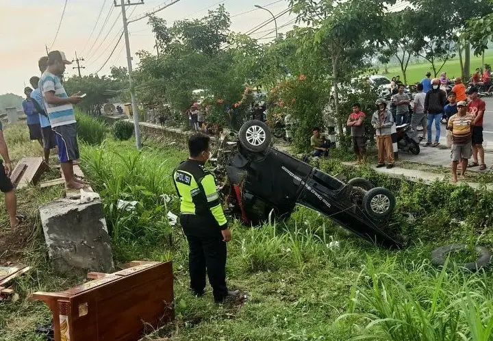 Mobil Pikap Dihantam...