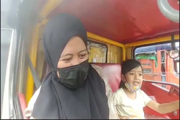 Kemudikan Truk dan Bawa...