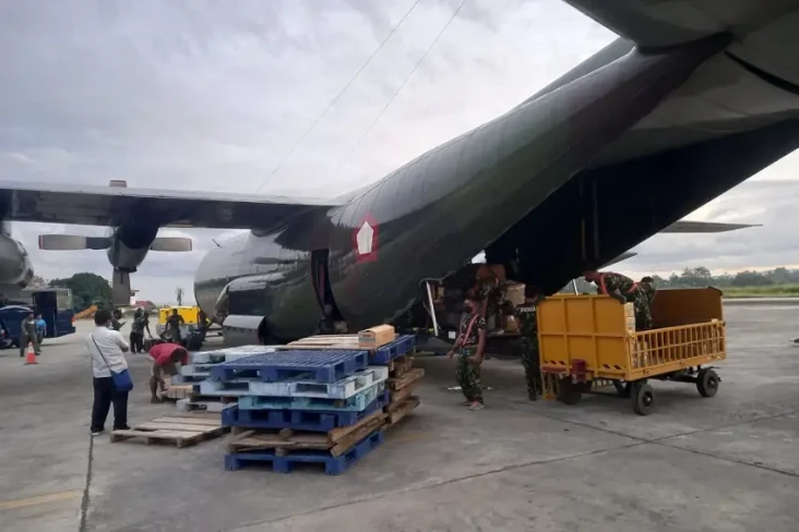 TNI AU Terbangkan 12...