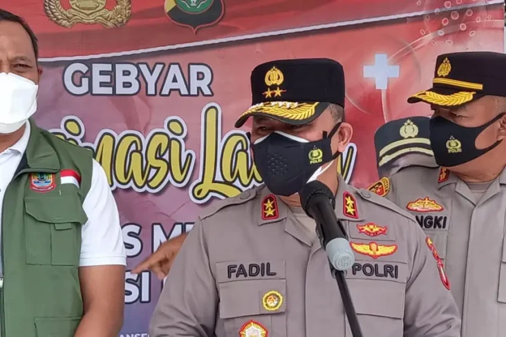 Tinjau Vaksin di Alun-Alun...