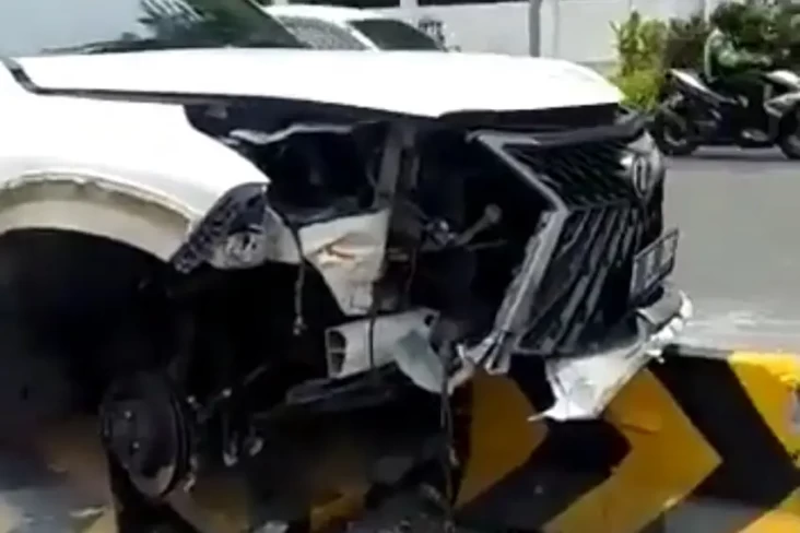 Brak! Lexus Tabrak Separator...