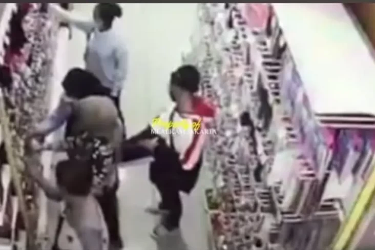 Terekam CCTV, Komplotan...