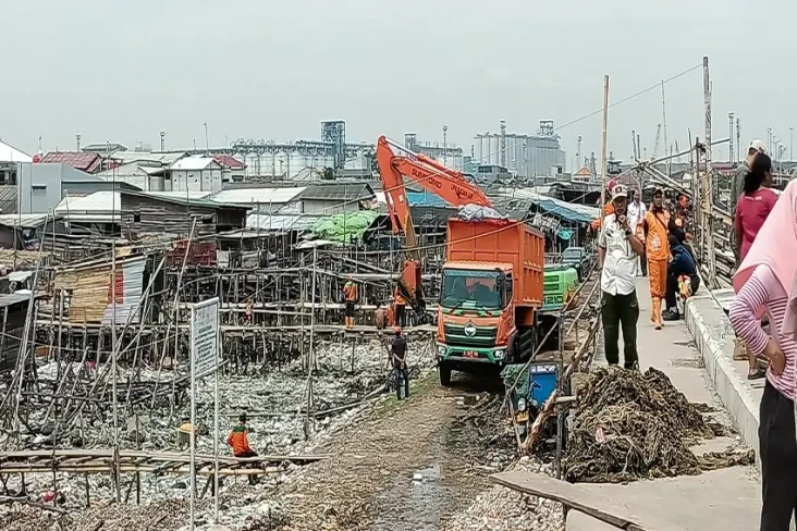 3 Alat Berat dan Ratusan...
