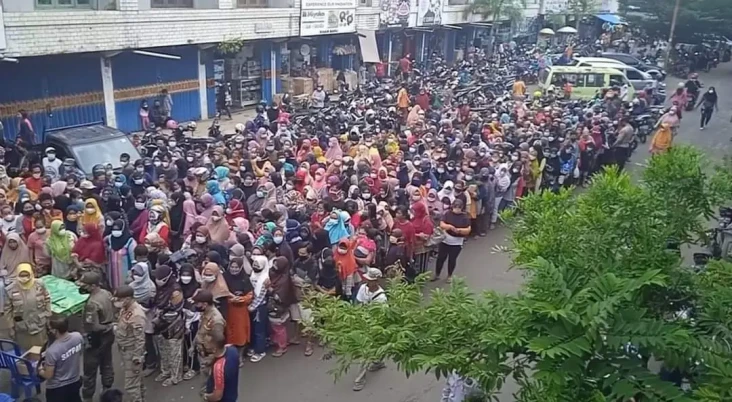 Warga Pingsan Berebut...