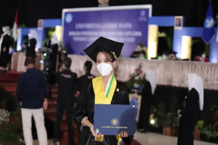 Rektor UGM Mewisuda...
