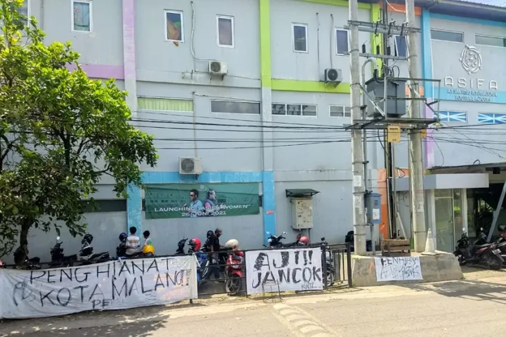 Puluhan Oknum Aremania...