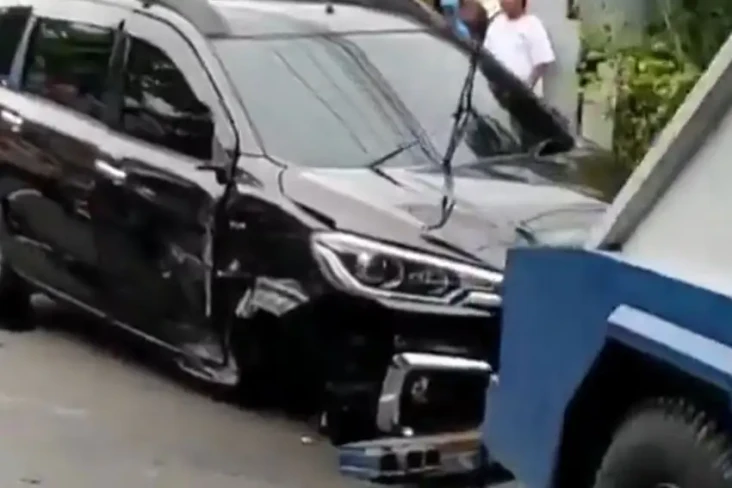 Tabrakan Beruntun di...