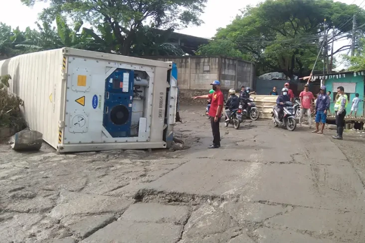 Truk Kontainer Terbalik...