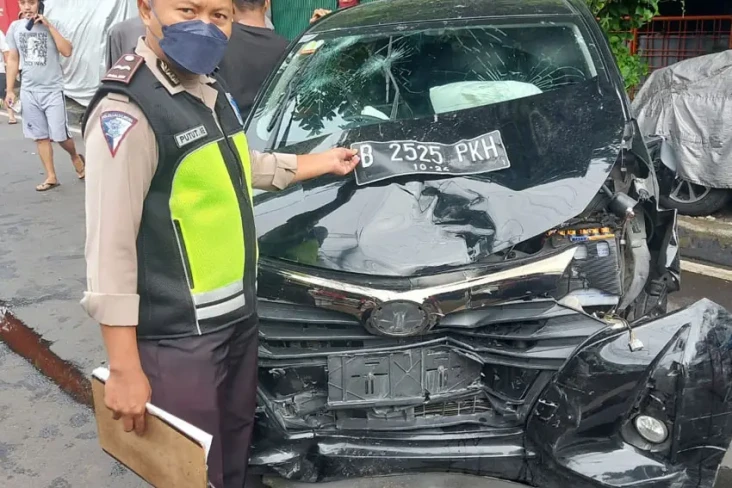 Seruduk 2 Mobil di Senen,...
