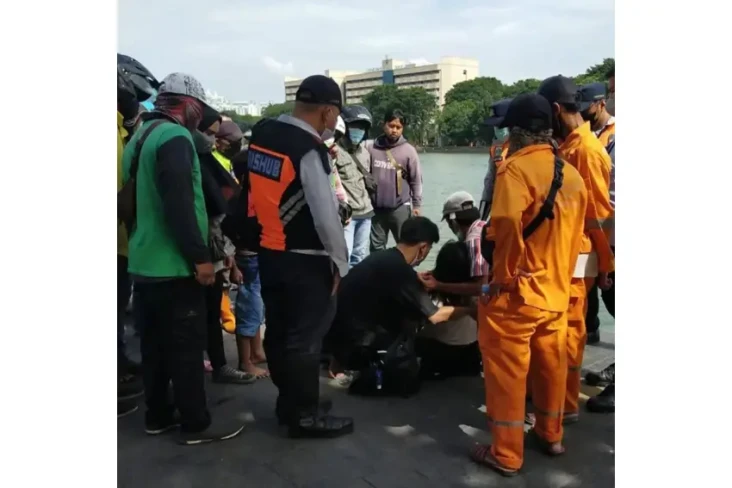 Anggota Satpol PP Selamatkan...