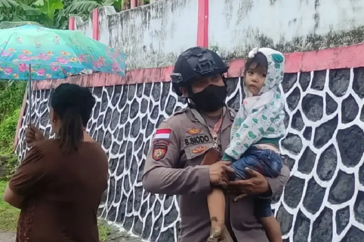 Heroik! Anggota Polisi...