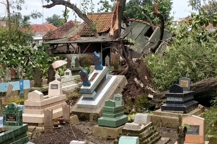 Ngeri, Komplek Pemakaman...