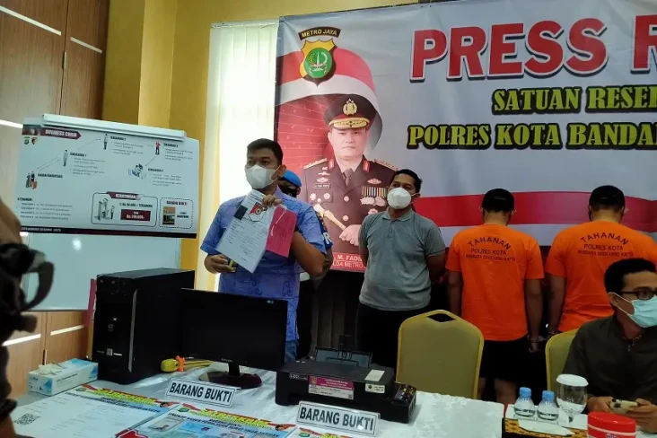 Komplotan Pembuat Ratusan...