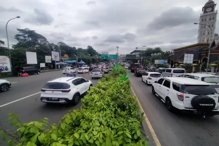 Jalur Puncak Padat,...