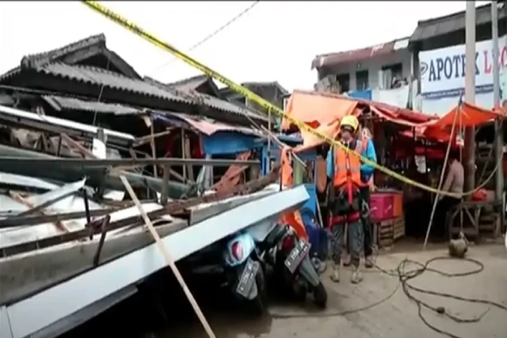 Baliho Raksasa di Pandeglang...