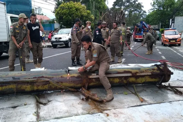 Papan Reklame Raksaksa...