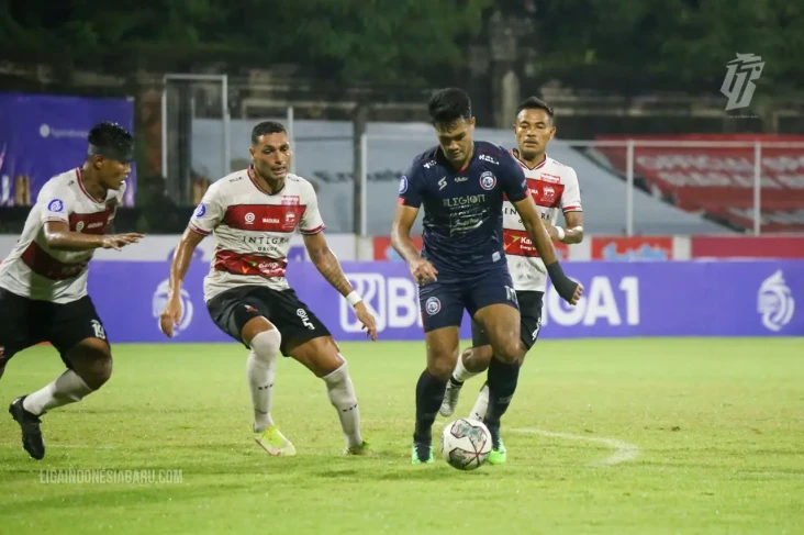 Arema FC vs Persik Kediri:...