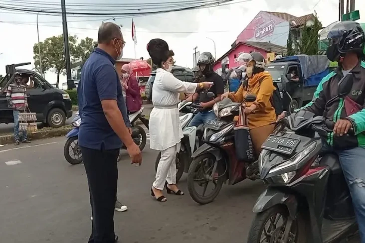 Viral! Madam Kin Bagi-bagi...