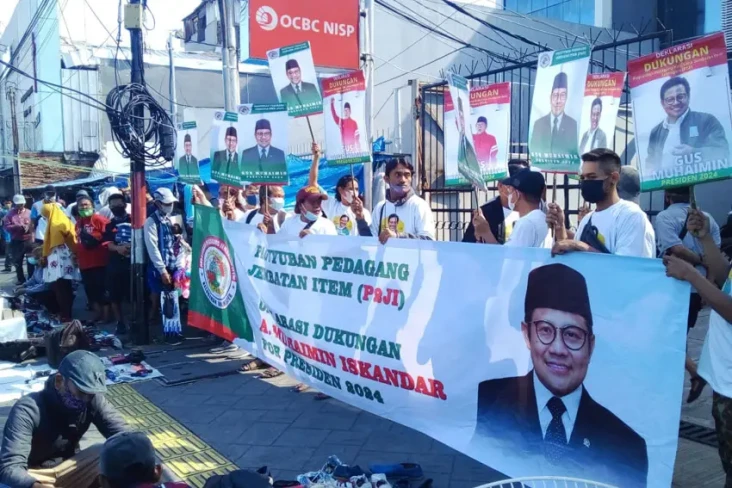Pedagang Jembatan Item...