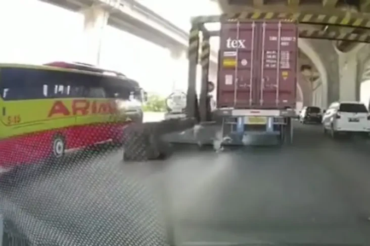 Pengendara Motor Ini...