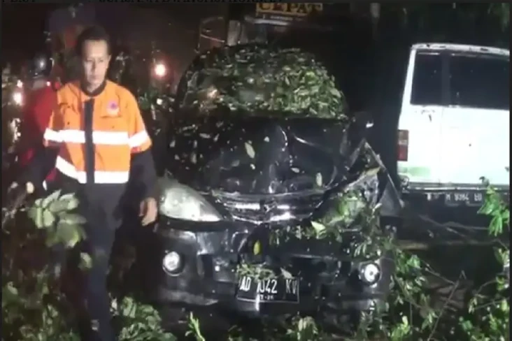 Bus Hajar Motor di Jalur...