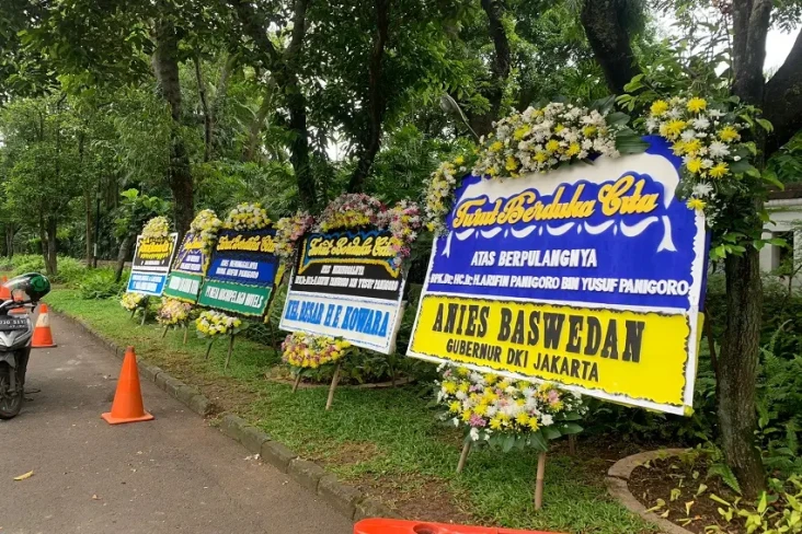 Karangan Bunga Penuhi...