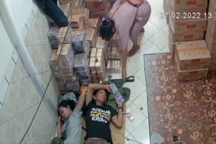 Pura-pura Jadi Pembeli,...