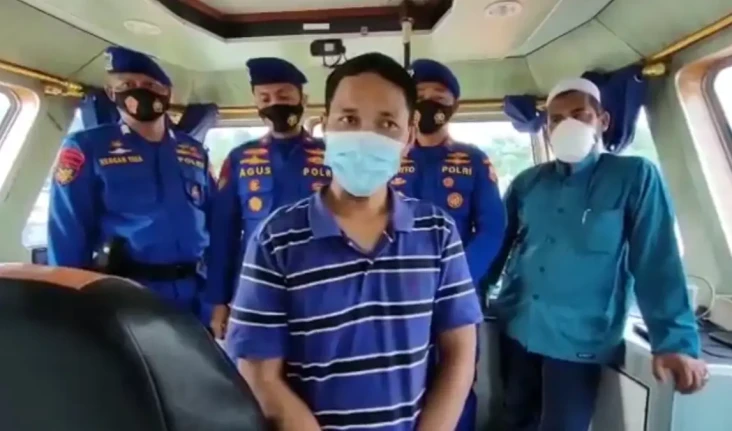 Kapal Pengangkut Material...