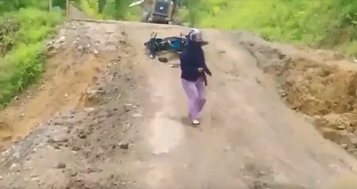 Nekat Terobos Jalan...