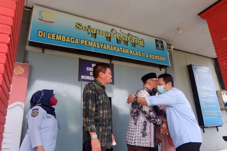 Disambut Istri, Mantan...