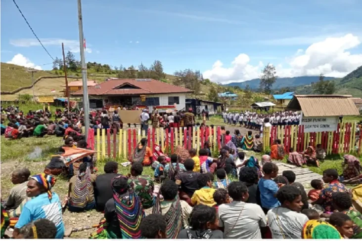 Ratusan Warga Sinak...