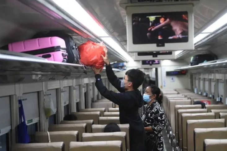 469.000 Orang Naik Kereta...