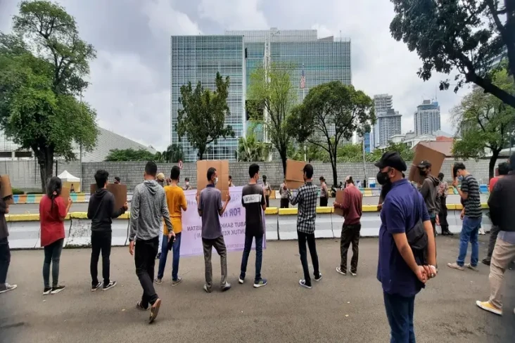 Demo Kedubes AS, Warga...