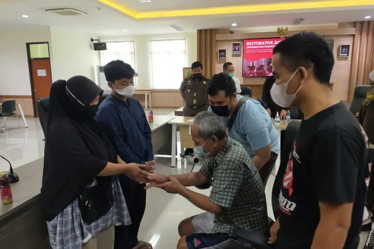 Curi HP untuk Berobat...