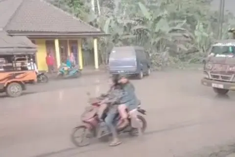 Gunung Semeru Muntahkan...