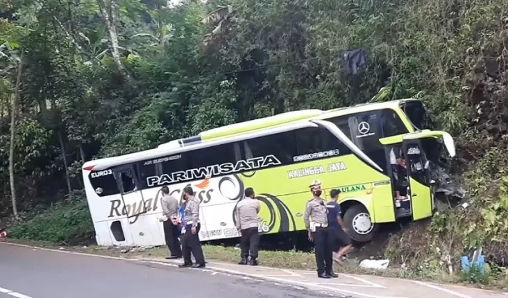 Rem Blong, Bus Pariwisata...