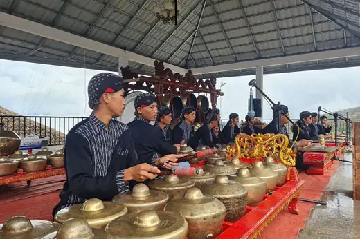 Ganjar Berikan Gamelan...