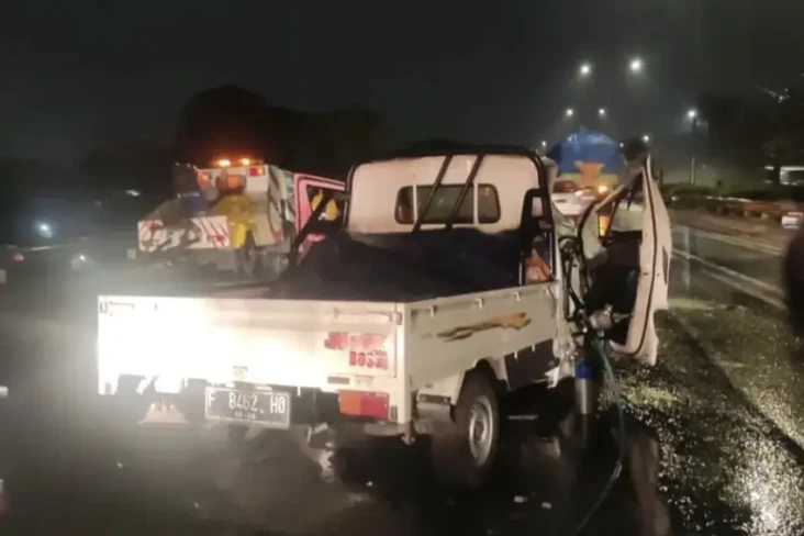 Mobil Pikap Hantam Truk...