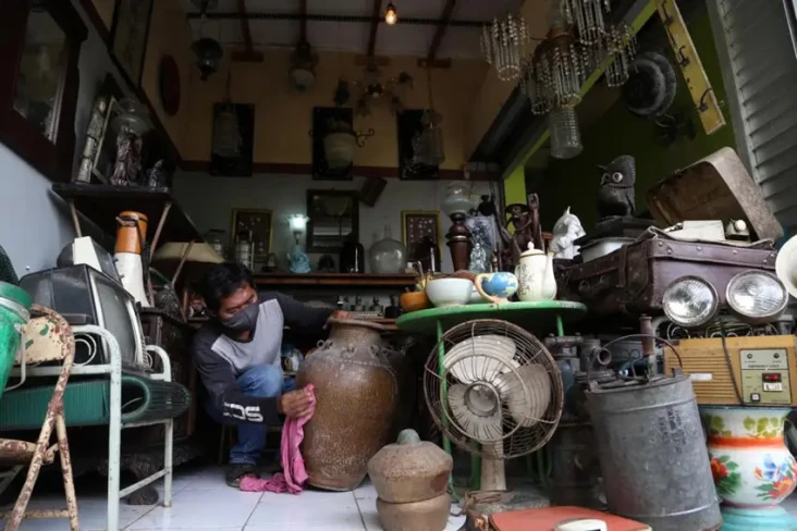 Deretan Pasar Loak yang...