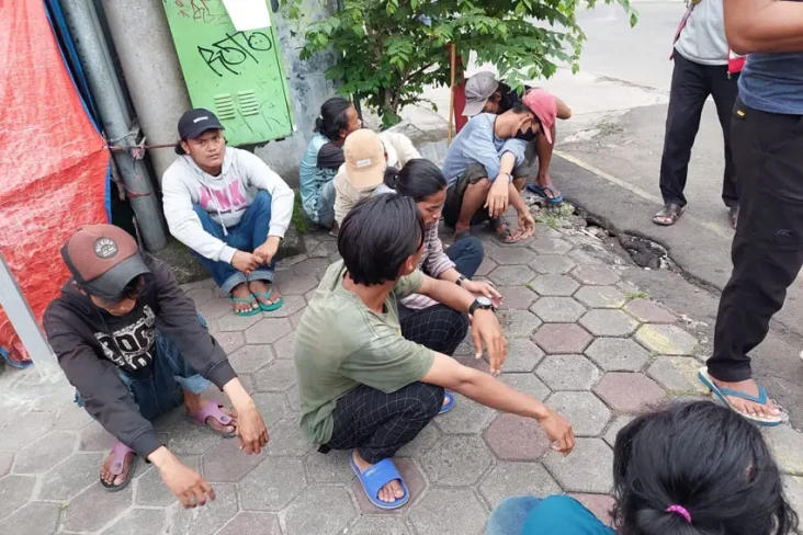 Mengaku Bersihkan Got,...