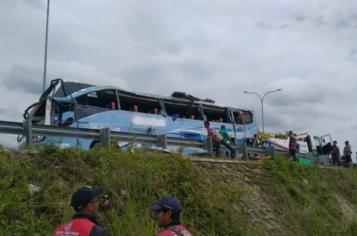 Horor! Bus Pariwisata...