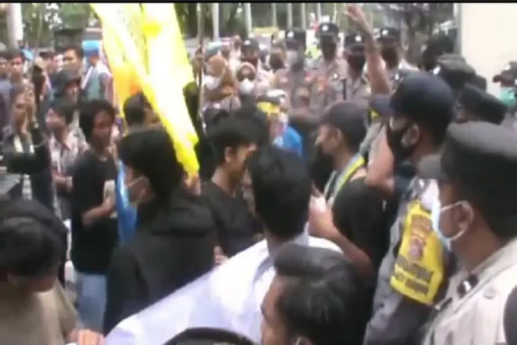 Massa PMII Cabang Mataram...